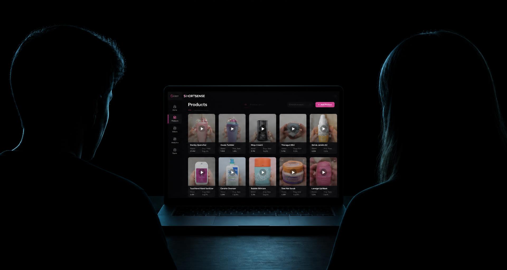 Duas pessoas analisando o painel de produtos virais do TikTok Shop